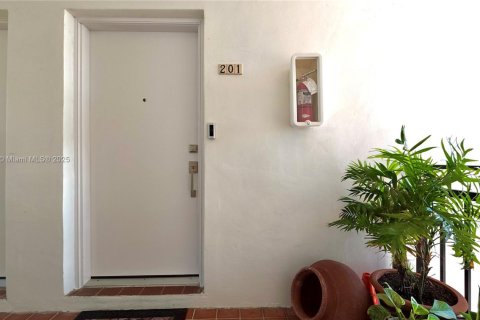 Condo in Miami, Florida, 2 bedrooms  № 1799460 - photo 3