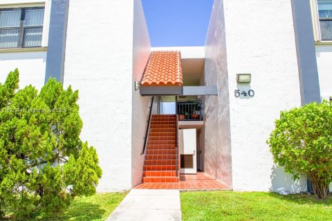 Condo in Miami, Florida, 2 bedrooms  № 1799460 - photo 1