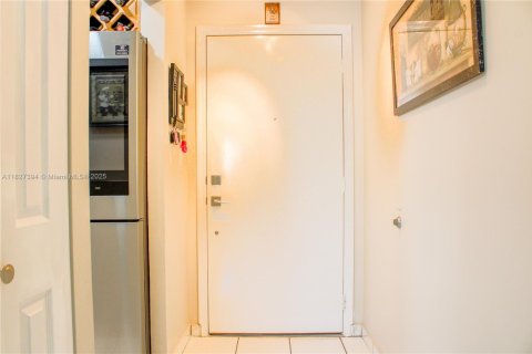 Condo in Miami, Florida, 2 bedrooms  № 1799460 - photo 4