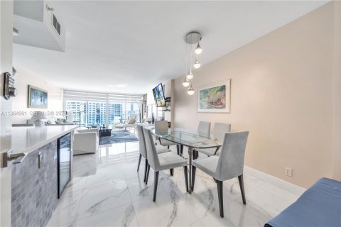 Снять в аренду кондоминиум в Холливуд, Флорида 2 спальни, 111.3м2, № 2026890 - фото 26