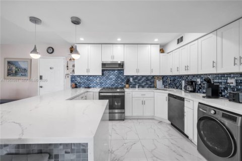 Снять в аренду кондоминиум в Холливуд, Флорида 2 спальни, 111.3м2, № 2026890 - фото 2