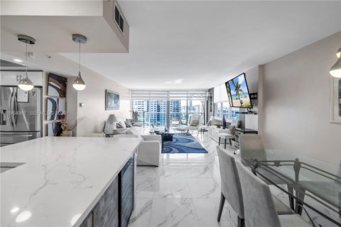 Снять в аренду кондоминиум в Холливуд, Флорида 2 спальни, 111.3м2, № 2026890 - фото 3