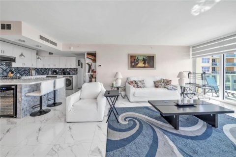 Кондоминиум с 2 спальнями в Холливуд, Флорида № 2026890