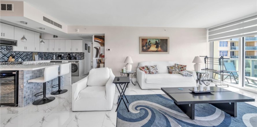 Кондоминиум с 2 спальнями в Холливуд, Флорида № 2026890