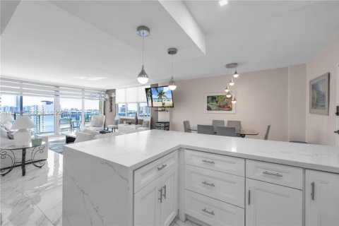 Снять в аренду кондоминиум в Холливуд, Флорида 2 спальни, 111.3м2, № 2026890 - фото 4