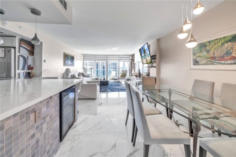 Снять в аренду кондоминиум в Холливуд, Флорида 2 спальни, 111.3м2, № 2026890 - фото 28