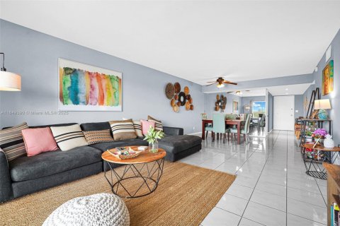 Condo in Oakland Park, Florida, 2 bedrooms  № 1854990 - photo 2