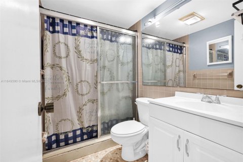Condo in Oakland Park, Florida, 2 bedrooms  № 1854990 - photo 12