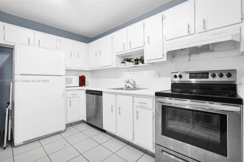 Condo in Oakland Park, Florida, 2 bedrooms  № 1854990 - photo 3