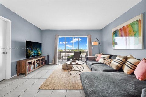 Condo in Oakland Park, Florida, 2 bedrooms  № 1854990 - photo 1