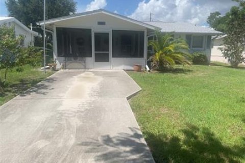 Villa ou maison à louer à Englewood, Floride: 2 chambres, 99.41 m2 № 1882789 - photo 1