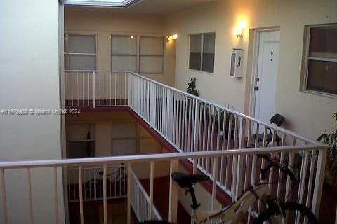 Condo in Hollywood, Florida, 2 bedrooms  № 1811215 - photo 25