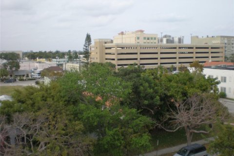 Condo in Hollywood, Florida, 2 bedrooms  № 1811215 - photo 21