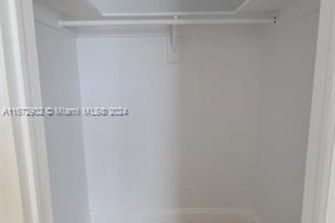 Condo in Hollywood, Florida, 2 bedrooms  № 1811215 - photo 9