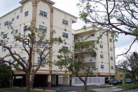 Condo in Hollywood, Florida, 2 bedrooms  № 1811215 - photo 23