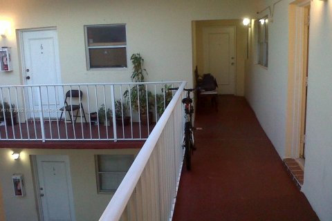 Condo in Hollywood, Florida, 2 bedrooms  № 1811215 - photo 18
