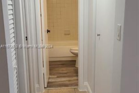 Condo in Hollywood, Florida, 2 bedrooms  № 1811215 - photo 8