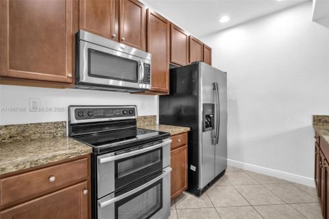 Townhouse in Pembroke Pines, Florida 3 bedrooms, 159.05 sq.m. № 2145659 - photo 7