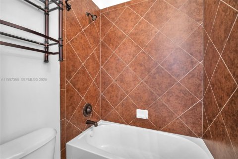 Townhouse in Pembroke Pines, Florida 3 bedrooms, 159.05 sq.m. № 2145659 - photo 18