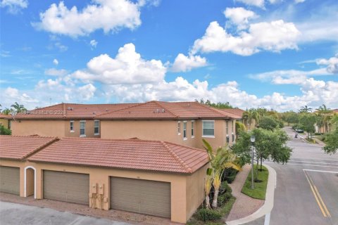 Townhouse in Pembroke Pines, Florida 3 bedrooms, 159.05 sq.m. № 2145659 - photo 2