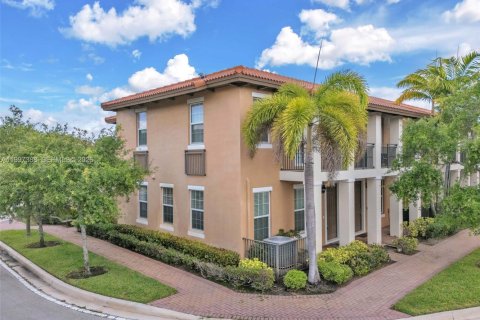 Townhouse in Pembroke Pines, Florida 3 bedrooms, 159.05 sq.m. № 2145659