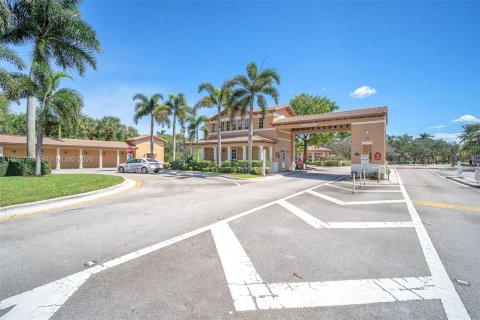 Townhouse in Pembroke Pines, Florida 3 bedrooms, 159.05 sq.m. № 2145659 - photo 28