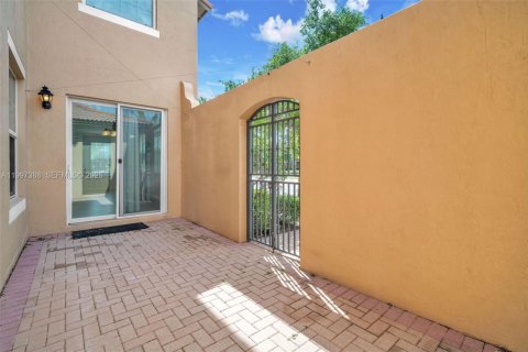 Townhouse in Pembroke Pines, Florida 3 bedrooms, 159.05 sq.m. № 2145659 - photo 22