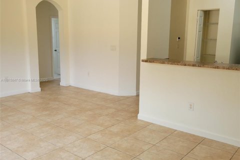 Снять в аренду кондоминиум в Хомстед, Флорида 3 спальни, 98.66м2, № 1768301 - фото 3