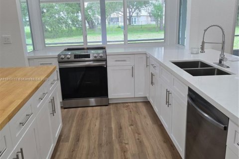 House in LaBelle, Florida 3 bedrooms, 215.53 sq.m. № 1783771 - photo 7