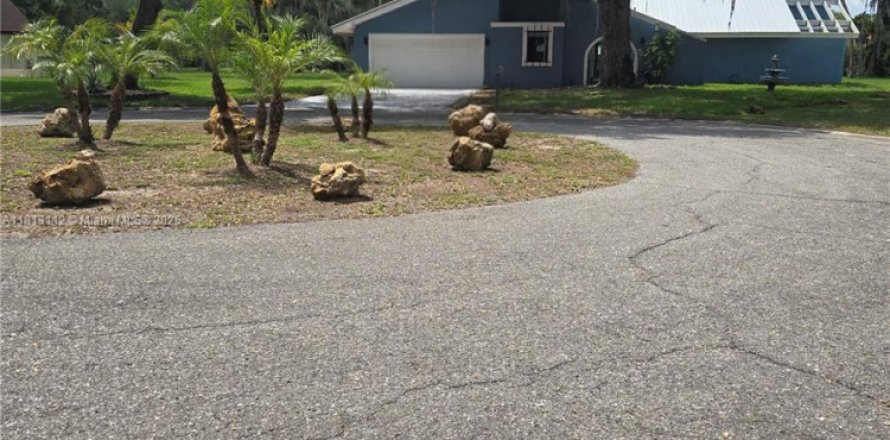 House in LaBelle, Florida 3 bedrooms, 215.53 sq.m. № 1783771