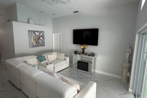 Villa ou maison à vendre à Kissimmee, Floride: 4 chambres, 171.03 m2 № 2227256 - photo 9