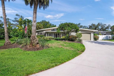 House in Sarasota, Florida 3 bedrooms, 308.81 sq.m. № 2295176