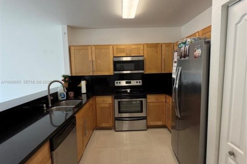 Touwnhouse à louer à Miami, Floride: 3 chambres, 155.89 m2 № 1987538 - photo 5