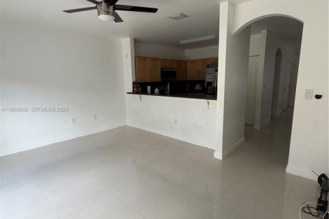 Touwnhouse à louer à Miami, Floride: 3 chambres, 155.89 m2 № 1987538 - photo 6