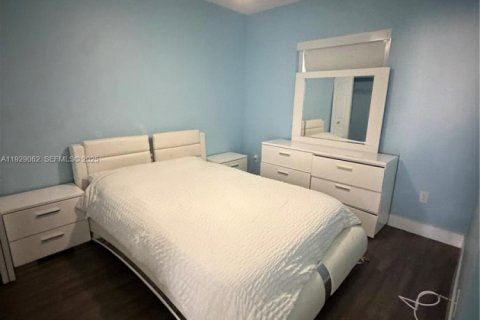 Touwnhouse à louer à Miami, Floride: 3 chambres, 155.89 m2 № 1987538 - photo 12