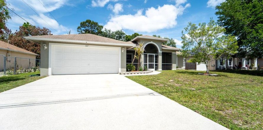 House in Port St. Lucie, Florida 3 bedrooms, 165.37 sq.m. № 2083279
