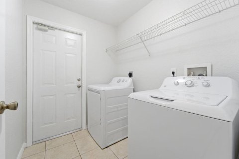 House in Port St. Lucie, Florida 3 bedrooms, 165.37 sq.m. № 2083279 - photo 18