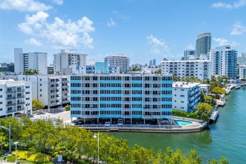 Condo in Miami Beach, Florida, 1 bedroom № 1932695 - photo 20