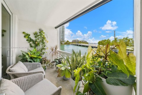 Condo in Miami Beach, Florida, 1 bedroom № 1932695 - photo 1