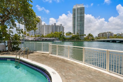 Condo in Miami Beach, Florida, 1 bedroom № 1932695 - photo 16