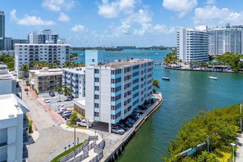 Condo in Miami Beach, Florida, 1 bedroom № 1932695 - photo 18
