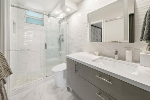 Condo in Miami Beach, Florida, 1 bedroom № 1932695 - photo 15
