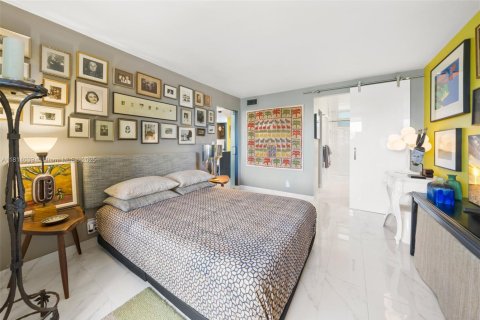Condo in Miami Beach, Florida, 1 bedroom № 1932695 - photo 13