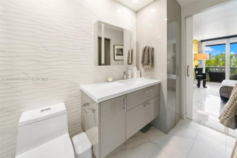 Condo in Miami Beach, Florida, 1 bedroom № 1932695 - photo 14
