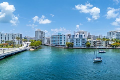 Condo in Miami Beach, Florida, 1 bedroom № 1932695 - photo 19