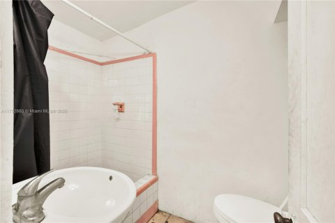 Commercial property in Miami, Florida 200.67 sq.m. № 1714080 - photo 14