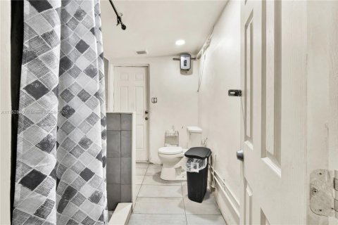 Commercial property in Miami, Florida 200.67 sq.m. № 1714080 - photo 27