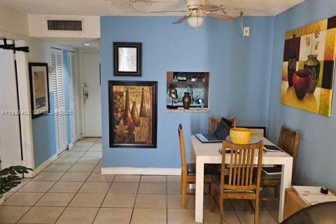 Condo in Miami, Florida, 1 bedroom  № 1991225 - photo 6