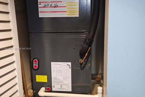 Condo in Miami, Florida, 1 bedroom  № 1991225 - photo 9