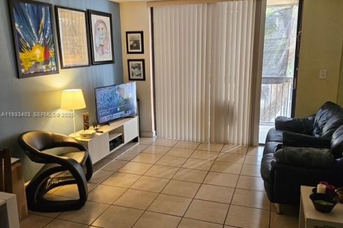Condo in Miami, Florida, 1 bedroom  № 1991225 - photo 5